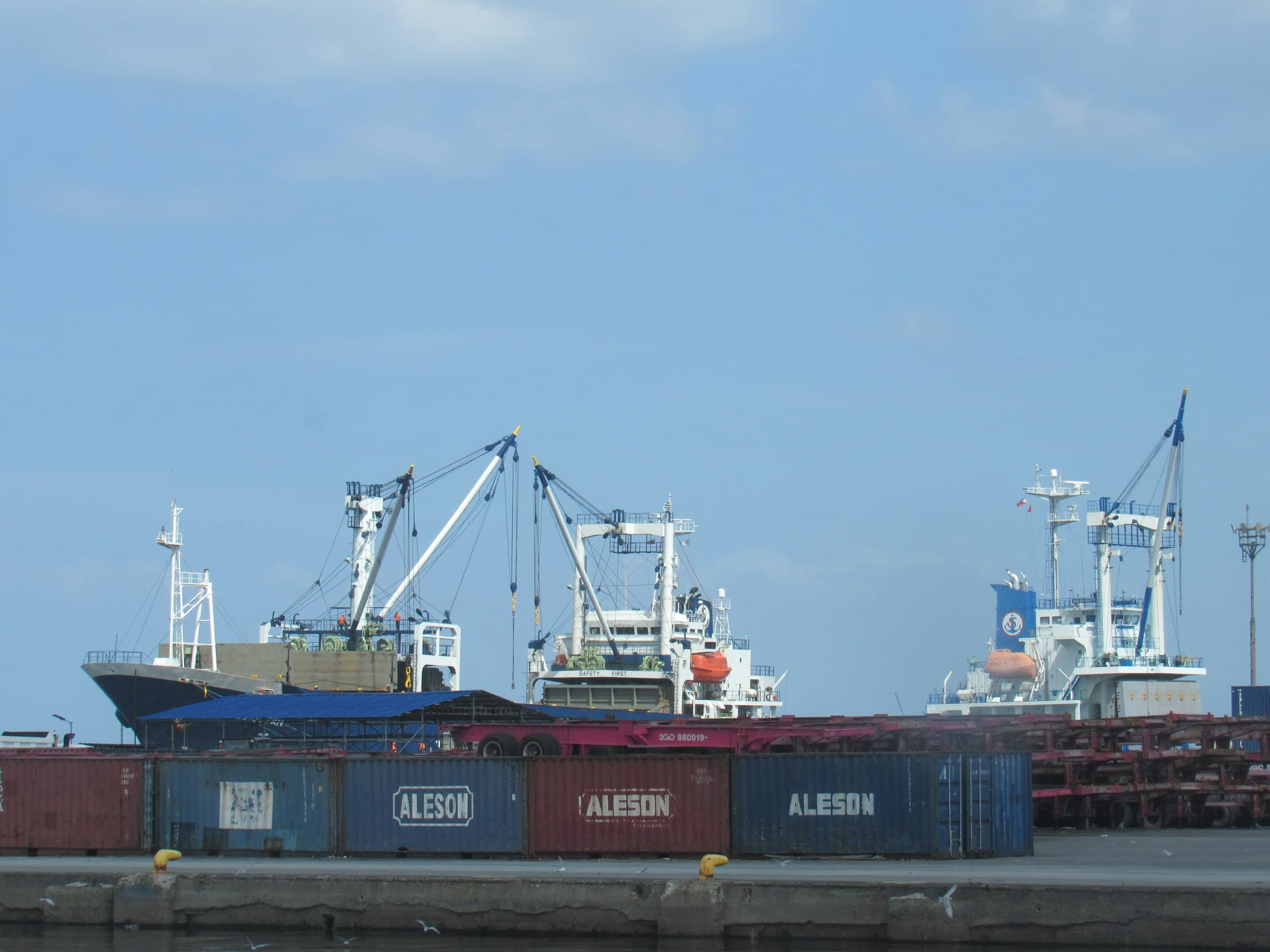Working port with cargo vessels